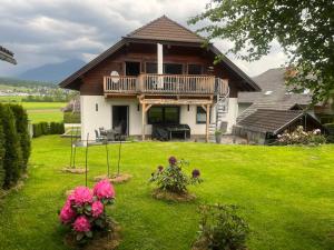 une maison avec un balcon au-dessus d'une cour dans l'établissement Stunning Luxury Holiday Accommodation, Sleeps 4, Living Room, Kitchen, Games Room and Bar, à Mörtelsdorf