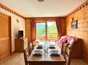 a dining room with a table and a couch at L’Arolles Spa, Calme & Vue Montagne in Champagny-en-Vanoise +13 photos