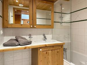 a bathroom with a sink and a shower at L’Arolles Spa, Calme & Vue Montagne in Champagny-en-Vanoise