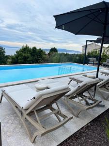 Bazén v ubytování Luxury Apartment St Hedonist with Pool and Garden nebo v jeho okolí