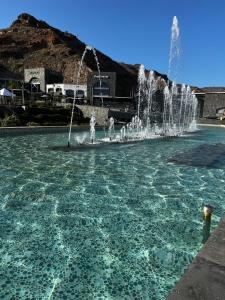 a fountain in the middle of a pool of water at Casa Rica in Puerto Rico de Gran Canaria