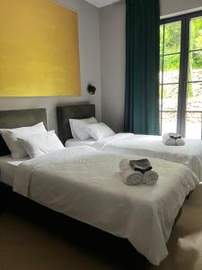 Postel nebo postele na pokoji v ubytování Luxury Apartment St Hedonist with Pool and Garden
