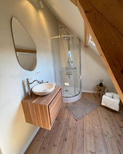 Koupelna v ubytování Charmant dijkhuisje aan zee in Cadzand