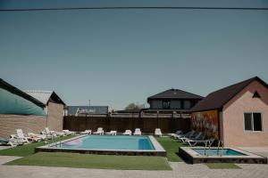 Bazén v ubytování Malibu Guest House nebo v jeho okolí
