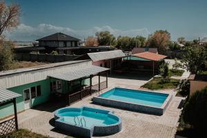 Bazén v ubytování Malibu Guest House nebo v jeho okolí