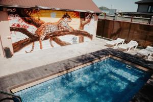 Bazén v ubytování Malibu Guest House nebo v jeho okolí