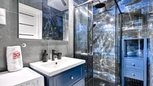 Kúpeľňa v ubytovaní Apartament Szmaragdowy w Karpatia - 5D Apartamenty