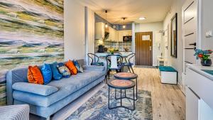 Kuchyňa alebo kuchynka v ubytovaní Apartament Szmaragdowy w Karpatia - 5D Apartamenty + 8 fotografií