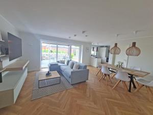 Posezení v ubytování Wilde Brise 3 – Luxusbungalow in bester Lage in Norddeich