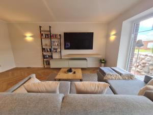 TV a/nebo společenská místnost v ubytování Wilde Brise 3 – Luxusbungalow in bester Lage in Norddeich