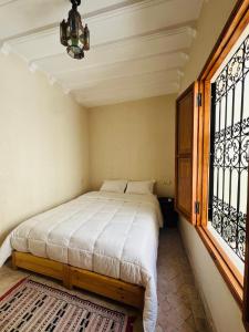 Una cama o camas en una habitación de Riad Émeraude Privé 3 chambres avec piscine Médina Marrakech 7 fotos más