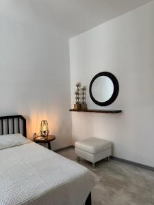 Postel nebo postele na pokoji v ubytování white house apollon naxos