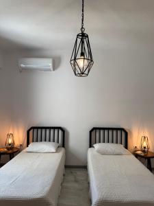 Postel nebo postele na pokoji v ubytování white house apollon naxos