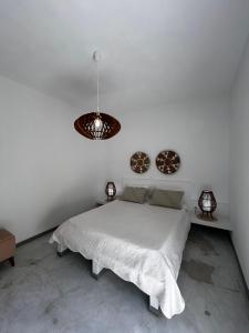 Postel nebo postele na pokoji v ubytování white house apollon naxos