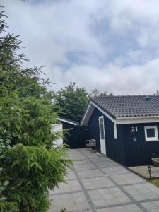 HemmetにあるFantastic Spa Holiday Home,の青い小屋