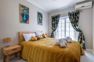 Un dormitorio con una cama con dos toallas encima. en Casa Safira by Portucasa, en Vila Nova de Cacela 31 fotos más
