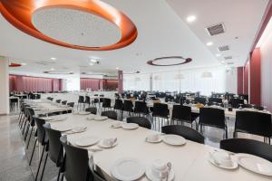 Un restaurante o sitio para comer en Hotel Azinheira by RIDAN Hotels