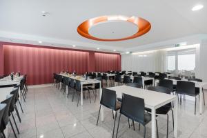 Un restaurante o sitio para comer en Hotel Azinheira by RIDAN Hotels