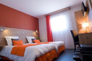 Postel nebo postele na pokoji v ubytování Logis Hotel Restaurant de La Madeleine
