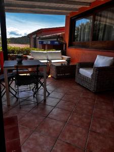 オルビアにあるLa casa di Veronicaのテーブルと椅子のあるパティオ