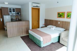 巴西利亚SM1116 Apart Hotel em andar alto região central的一间带床和厨房的小卧室