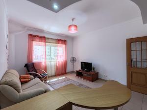 a living room with a couch and a table at T2 -C PraiaMar - Casas & Papeis in Armação de Pêra