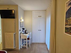 Televiisor ja/või meelelahutuskeskus majutusasutuses Hotel Pere D'Urg 3000