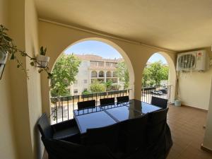 ein Balkon mit Tisch und Stühlen und Aussicht in der Unterkunft Apartamento La Laguna in Chipiona