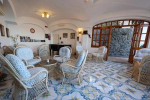 A seating area at Hotel Residence - Parco Mare Monte