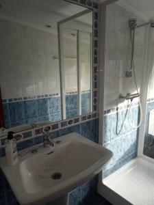 A bathroom at Pensión ** Abacá Gijón