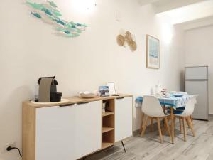 una stanza con una scrivania, un tavolo e delle sedie di Alghero Escape ad Alghero