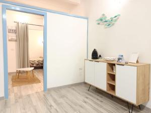 una camera con porta scorrevole che conduce a una camera da letto di Alghero Escape ad Alghero