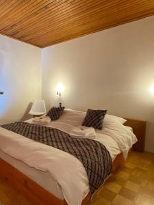 a large white bed in a room with a lamp at 150 m 5-room Villa 15 min to Düsseldorf in Kaarst