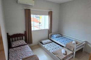 Postel nebo postele na pokoji v ubytování Linda Casa 2 qrts Churrasqueira garagem Resende RJ