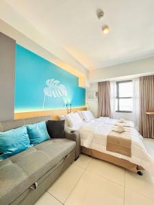 une grande chambre avec un lit et un canapé dans l'établissement Good Life Luxury Condo, à Sampong