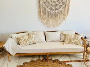 Area soggiorno di StayatSas Luxe App vlakbij strand, 80 m2 terras, grote zwembaden Marbella