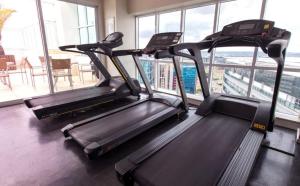 SM1116 Apart Hotel em andar alto região central的健身中心和/或健身设施