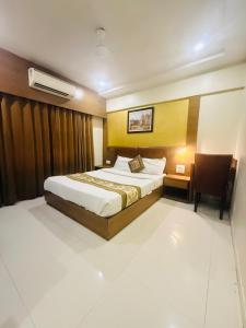 Postel nebo postele na pokoji v ubytování Hotel Crystal Luxury Inn- Bandra