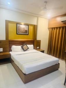 Postel nebo postele na pokoji v ubytování Hotel Crystal Luxury Inn- Bandra