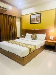 Postel nebo postele na pokoji v ubytování Hotel Crystal Luxury Inn- Bandra