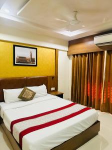 Postel nebo postele na pokoji v ubytování Hotel Crystal Luxury Inn- Bandra