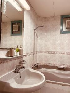 un bagno con lavandino e vasca da bagno di ONE Guest Place Private Bedroom with Balcony a Abu Dhabi Altre 26 foto