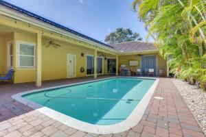 Sundlaugin á 5 Mi to Jupiter Beach Park Poolside Oasis! eða í nágrenninu