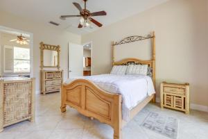 Rúm í herbergi á 5 Mi to Jupiter Beach Park Poolside Oasis! +16 myndir