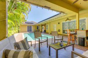 Sundlaugin á 5 Mi to Jupiter Beach Park Poolside Oasis! eða í nágrenninu
