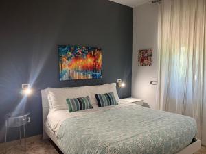 una camera da letto con un letto e un quadro sul muro di B&B Residence Armonia Sulmona a Sulmona