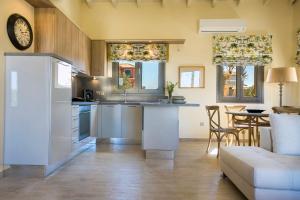 Kjøkken eller kjøkkenkrok på Orion Luxury Villa