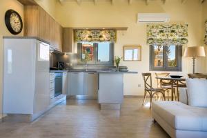 Kuchyň nebo kuchyňský kout v ubytování Orion Luxury Villa