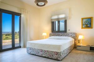 Postel nebo postele na pokoji v ubytování Orion Luxury Villa + 12 fotografií
