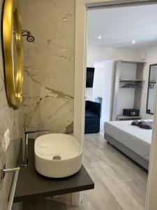 Ένα ή περισσότερα κρεβάτια σε δωμάτιο στο Rebecca's Apartments - Umberto Sea Wiew Anzio - Vista Mare